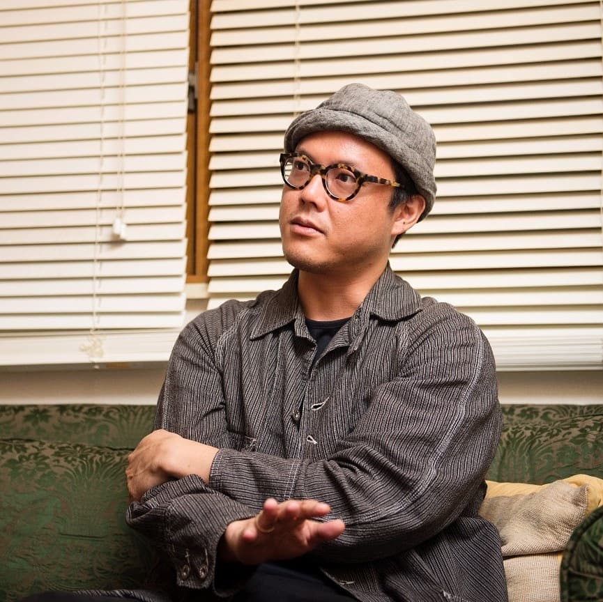 Kolaborator pertama yang kami perkenalkan kali ini adalah Yasuhiro Morinaga.

Komposer musik, seniman dan etnografer bunyi (sound artist and sonic ethnographer) lulusan universitas Tokyo, Jepang.

#GongExMachina
#SonicTheater
#Performance
#Soundscape
#3DImmersiveSound