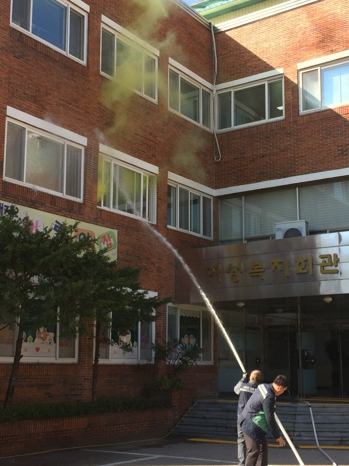 lemi2958's tweet image. 2018.11.1(목) 11시 성남시 여성복지회관은 단대119안전센터와 소방합동훈련을 실시하였습니다. 시청각교육을 시작으로 대피훈련, 화재진압 시연, 소화기 사용법 시연 등이 진행되었습니다. 건조한 계절입니다. 화재 예방 및 대처에 특히 신경써야 되겠습니다. #성남시 #여성가족과