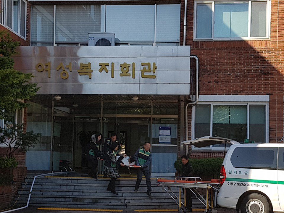 lemi2958's tweet image. 2018.11.1(목) 11시 성남시 여성복지회관은 단대119안전센터와 소방합동훈련을 실시하였습니다. 시청각교육을 시작으로 대피훈련, 화재진압 시연, 소화기 사용법 시연 등이 진행되었습니다. 건조한 계절입니다. 화재 예방 및 대처에 특히 신경써야 되겠습니다. #성남시 #여성가족과