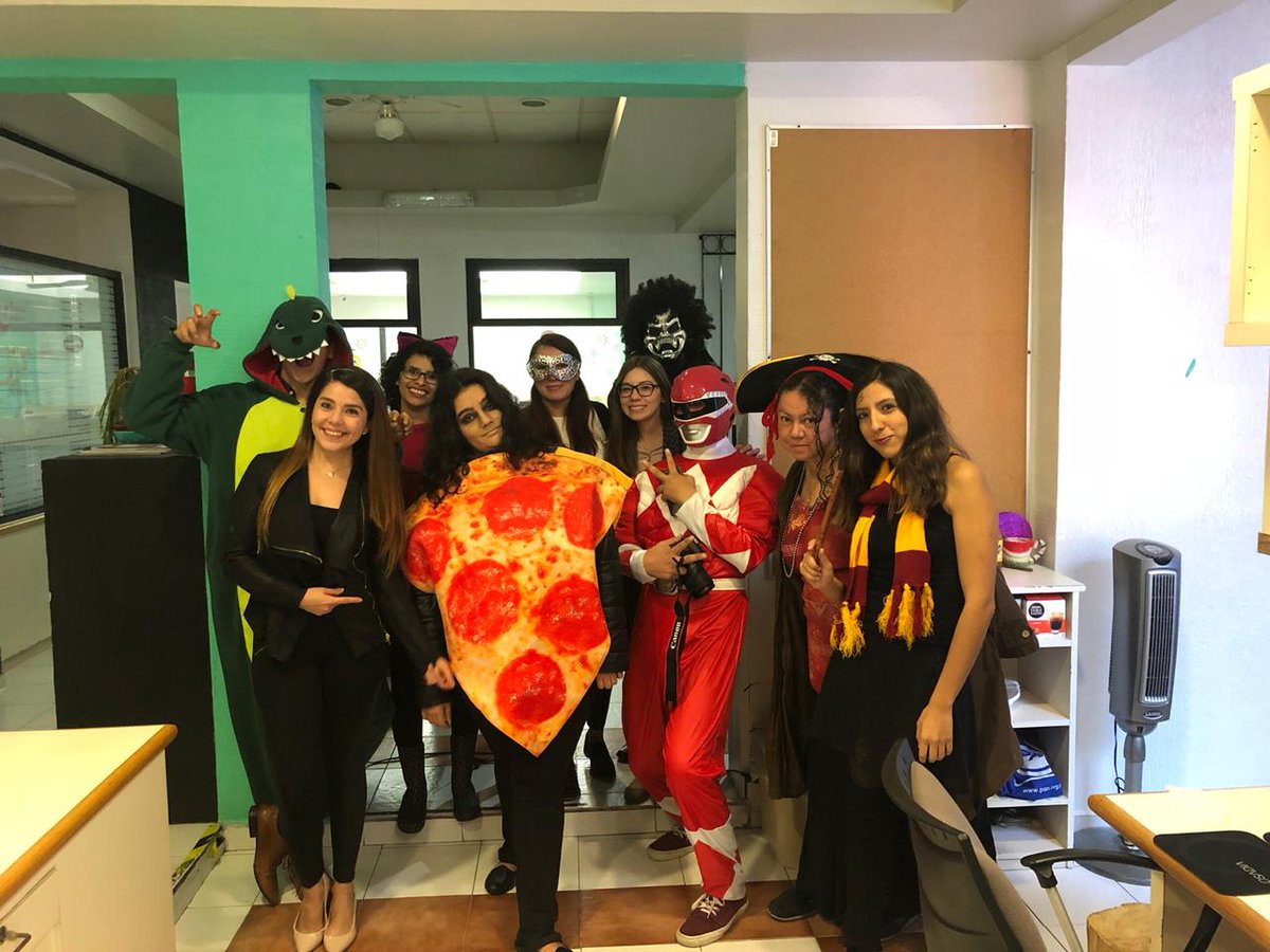OsadiaMKT's tweet photo. En el #Halloween de Osadía tuvimos héroes, magos y hasta pizza. Feliz #DiaDeBrujas https://t.co/z8UwZv1IMX