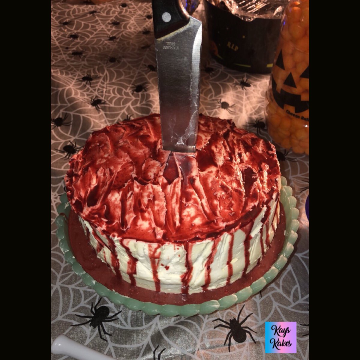 KaysKakesPA's tweet photo. 🎂🔪🎃
Happy Halloween!
🔺
🔻
#halloween #fakeblood #knife #blood #bloodycake #buttercream #cake #baking #baker #art #food #sweets #dessert #KaysKakes14 https://t.co/pHvwjr6x04