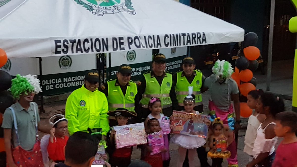 JosePinerez's tweet photo. En #Cimitarra junto a los 👧🏼🧑🏻disfrutamos de la alegria en halloween 🤡👻 @PoliciaStander. https://t.co/Hh0JuA6Uvu