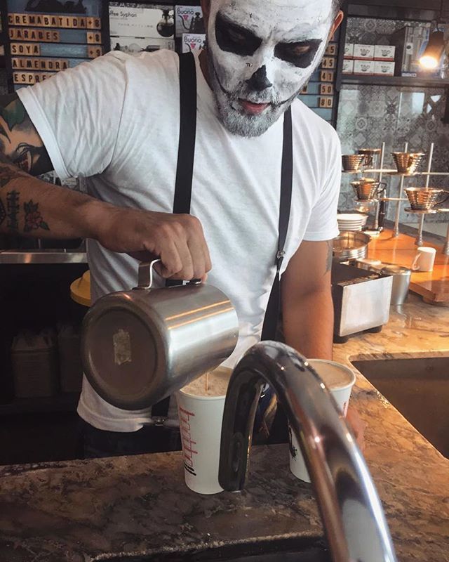 AgentesPickers's tweet image. 🎃☕️Happy Halloween fellas ☕️🎃 @javatimescaffe #javateam 👊🏽 #bestteam #javafellas #javatimescaffe #coffeeshop #halloween #costume #barista ift.tt/2JtsMp7