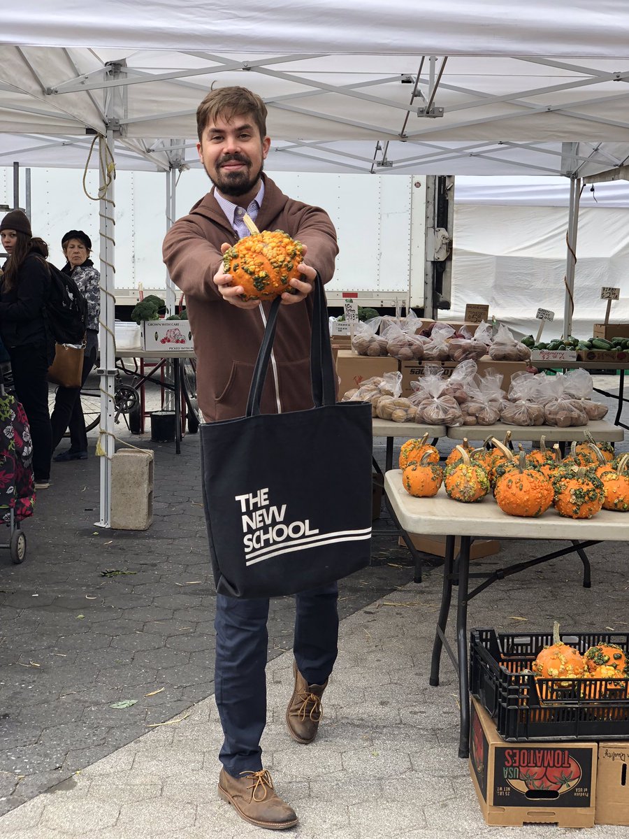 DavidVanZandt's tweet photo. This @TheNewSchool staff member getting into the fall spirit @UnSqGreenmarket https://t.co/iUyAX4PJMZ