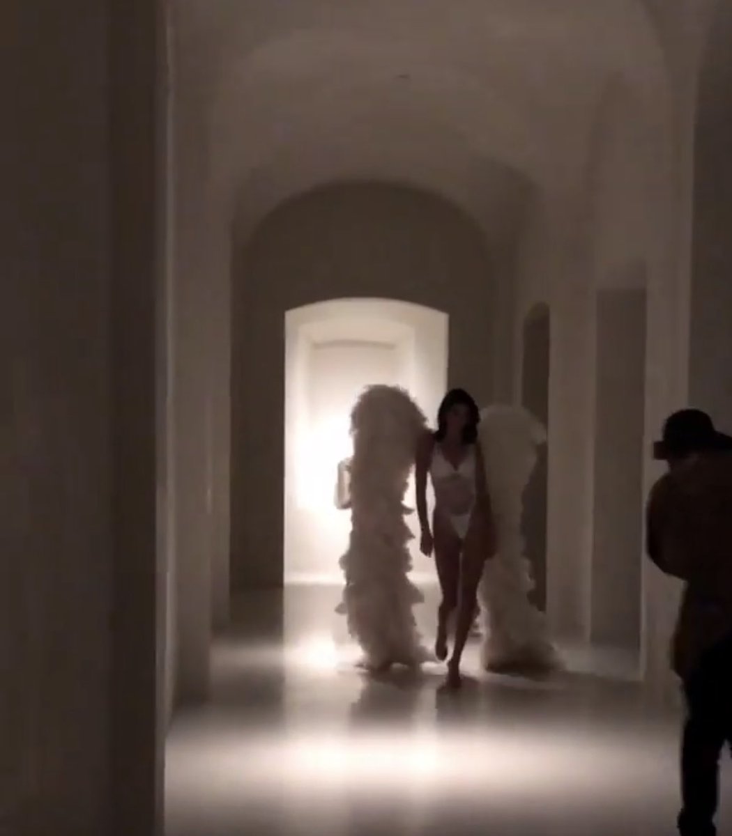 PetiteAnge_'s tweet photo. I care about Kim’s bathroom and staircase/hall more than her costume like it’s all I was examining ugh so modern, open, and minimal https://t.co/NDkCZPkKTb