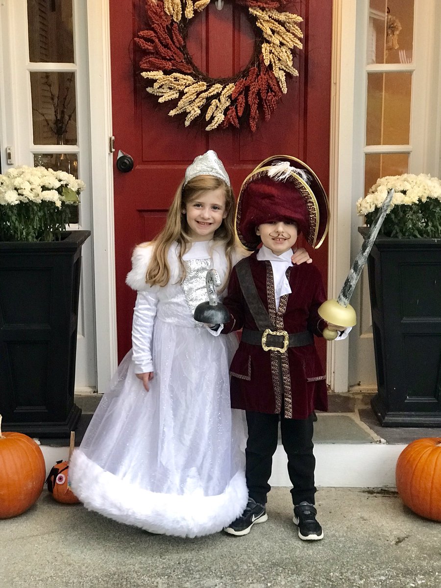 chris_tracz's tweet photo. And the nightcap! Halloween success #capnhook #snowprincess https://t.co/p3s4kVUHPp