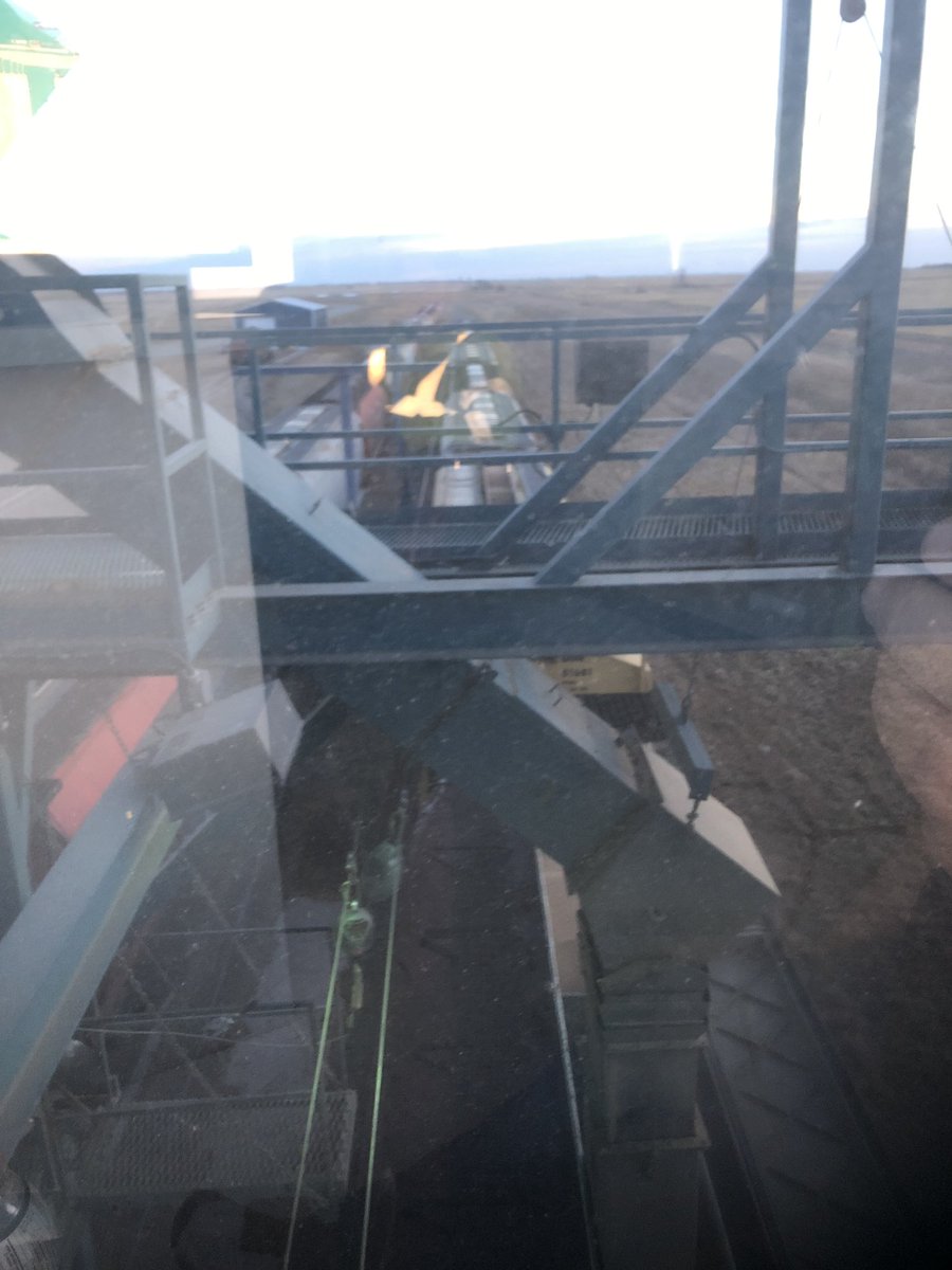 victordutkiewic's tweet image. Beautiful night to load cars 🚂 @GDTerminal #HappyHalloween2018 #Saskatchewansunset #loadingwheat