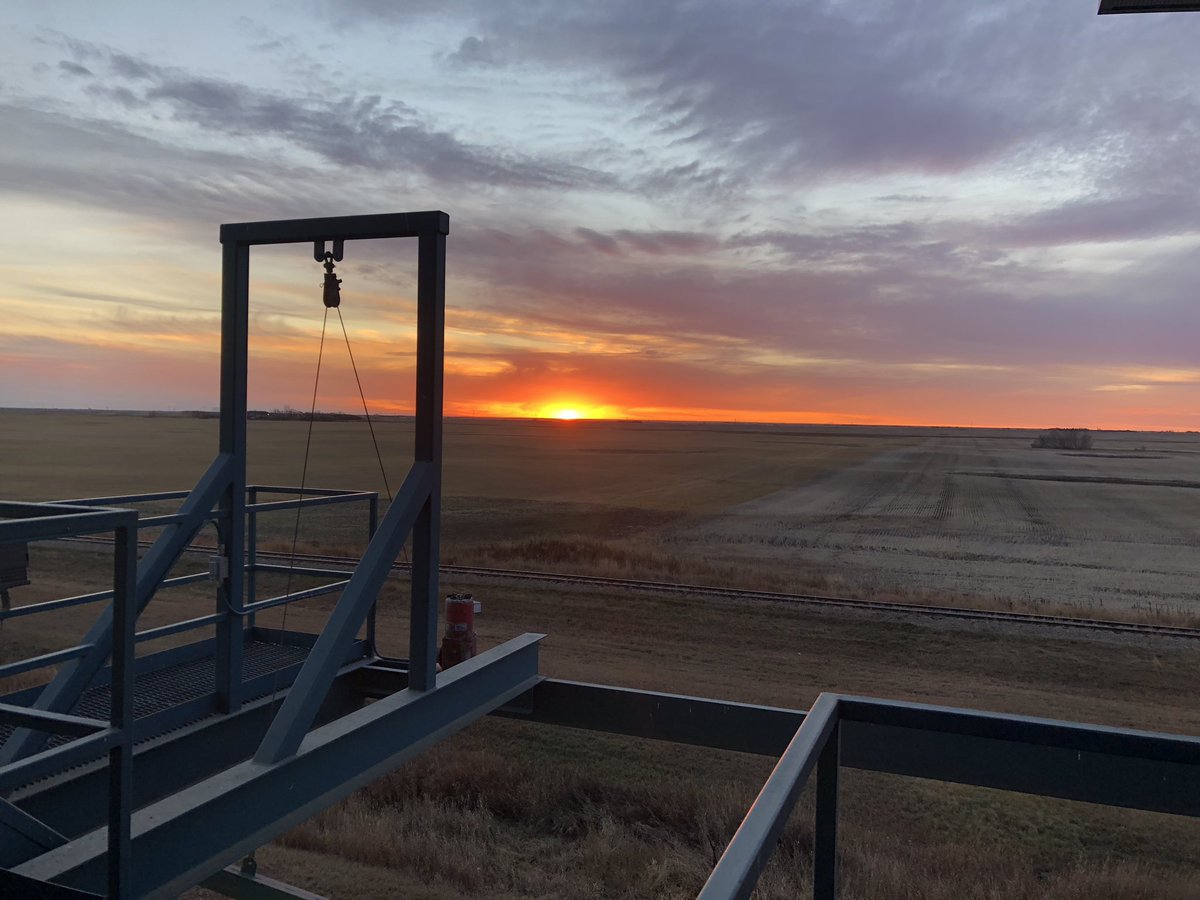 victordutkiewic's tweet image. Beautiful night to load cars 🚂 @GDTerminal #HappyHalloween2018 #Saskatchewansunset #loadingwheat