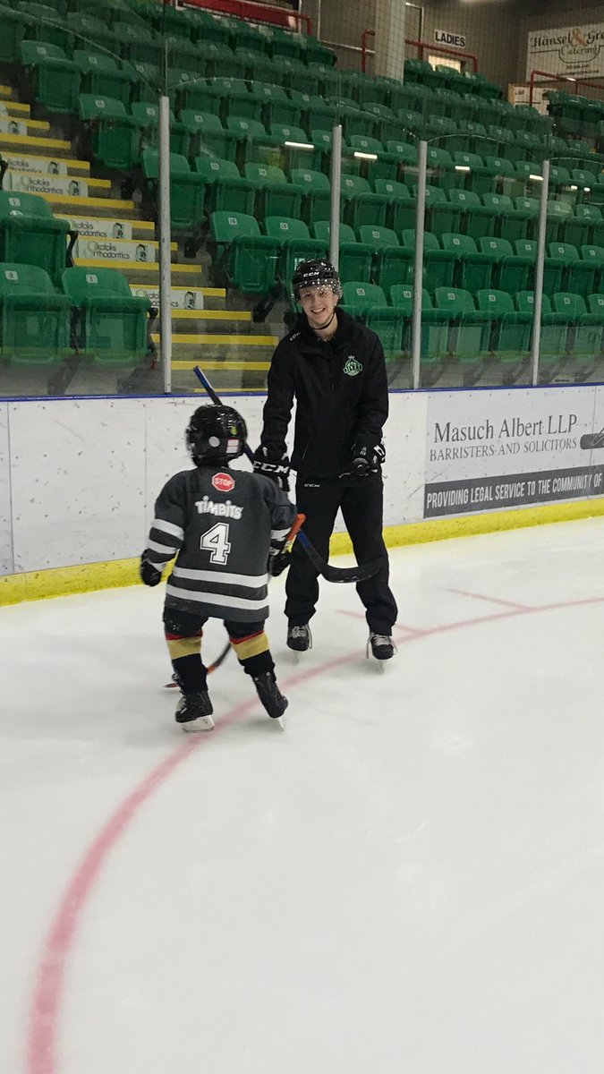 AK_Nelson4's tweet photo. Great to see the boys giving back! Proud to have @jaevonbuschlen7 and @afrank_5 help out the future @BowMarkOilers with some skills! @OOAA_Hockey #OILERNATION https://t.co/UKU8lfK3sZ