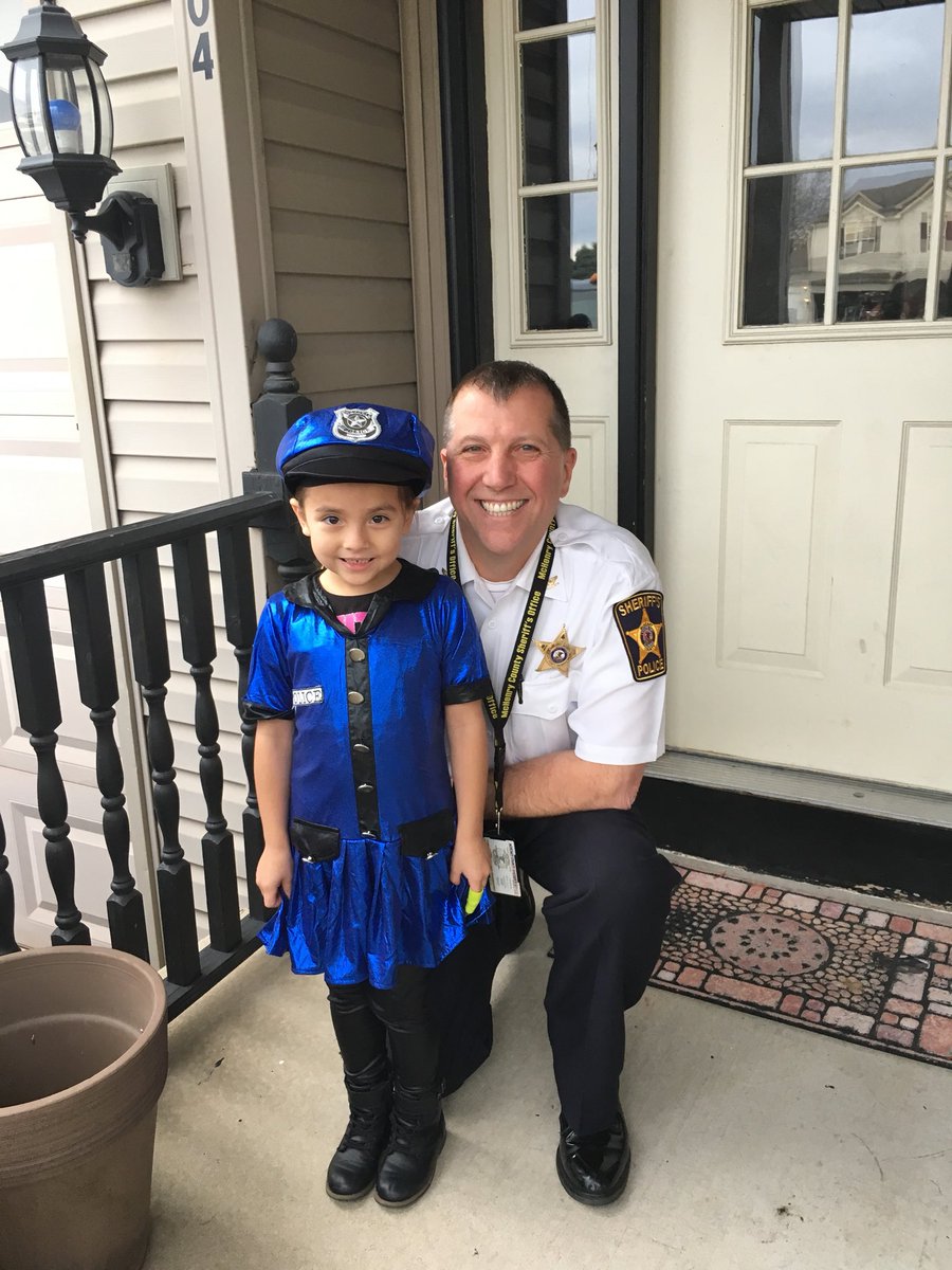 McHenrySheriff's tweet photo. Some future law enforcement officers stopped by to #trickortreat at Deputy Chief Carlson’s house.  

Double 👍👍 and a gold ⭐️ for great costumes kids and K9 💙. https://t.co/4Dq9GlFfKM