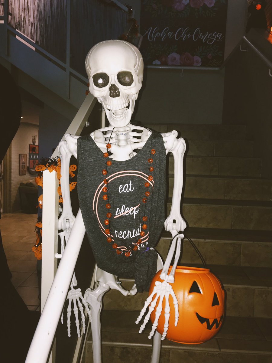 arizonaaxo's tweet image. Having the spookiest day with our sisters! We love our kitchen staff and all they do for us! 👻🤠😤⭐️ Have a safe and fun Halloween!