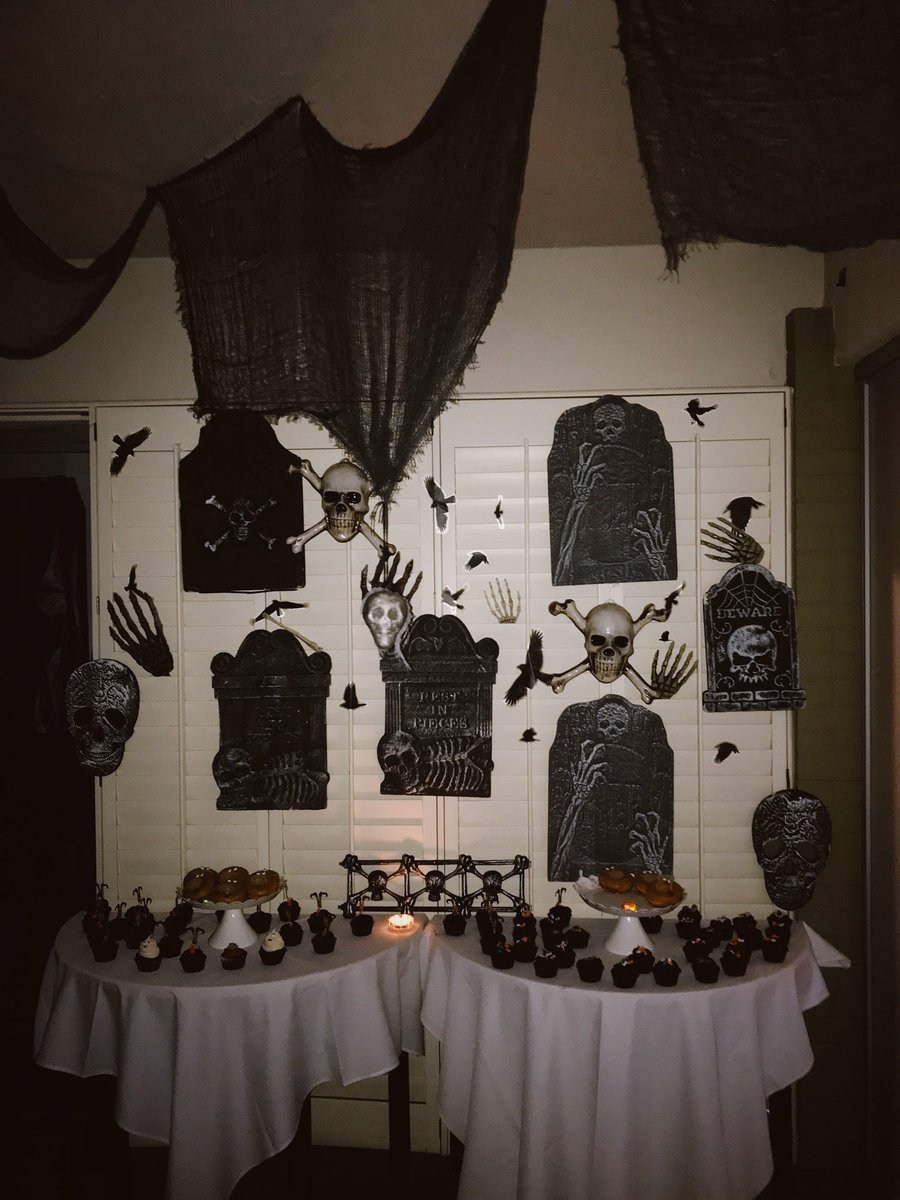 arizonaaxo's tweet image. Having the spookiest day with our sisters! We love our kitchen staff and all they do for us! 👻🤠😤⭐️ Have a safe and fun Halloween!