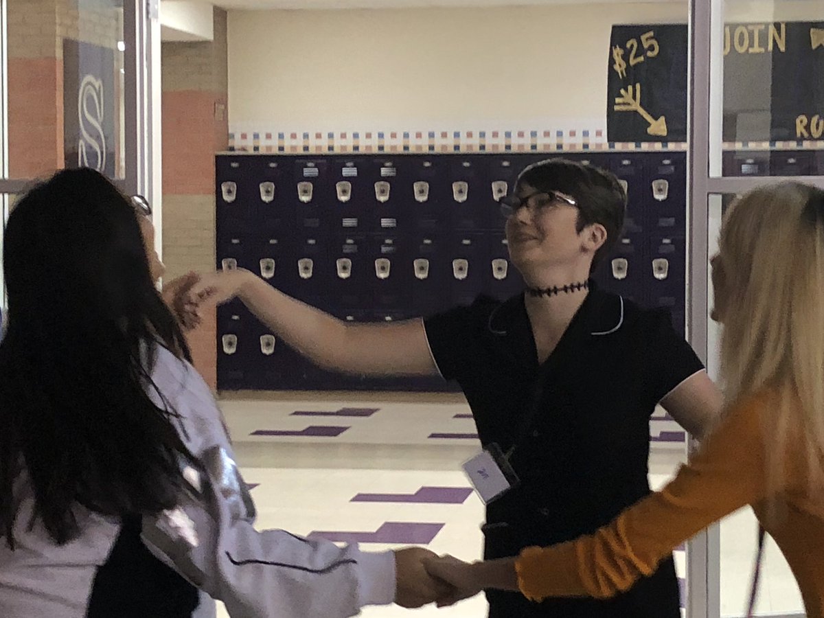 BeckeWren0331's tweet photo. More brain break pics of my seniors and juniors- I love their smiles.....I haven’t seen anything other than stressed out faces for a few weeks! #AHSAVID #thisisAVID https://t.co/zYZpnU9fxm