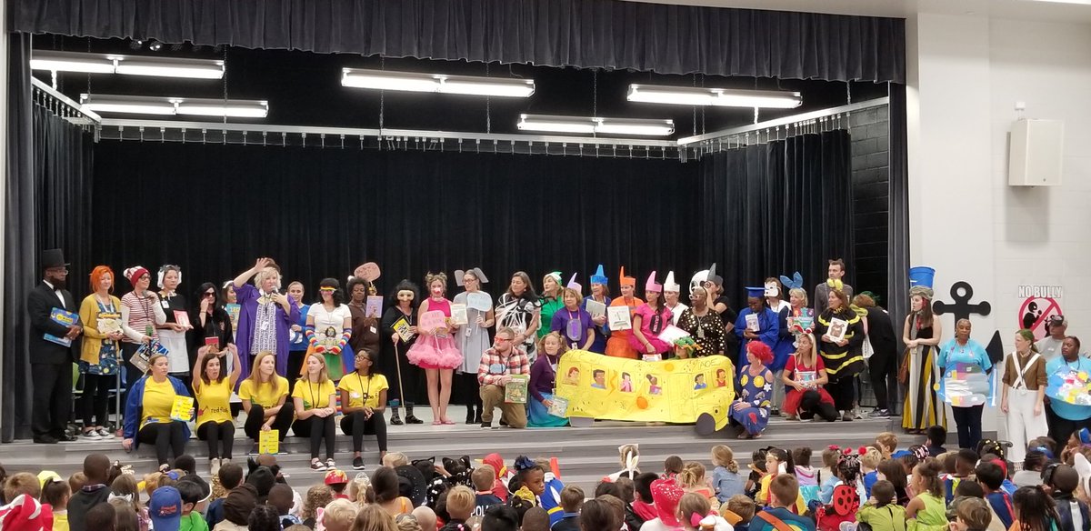 OkneeMe's tweet photo. @AngelOakElem Enjoyed the Character Parade at #angeloakes #readingisfun https://t.co/XWQgCioTza