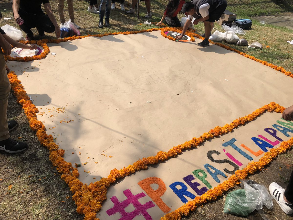TlalpanSi's tweet photo. En México estamos próximos a festejar el Día de muertos. Los tapetes florales de día de muertos integran lo que es la flor de cempasúchil, flor de terciopelo y nube entre otras más, así quedó el de #PrepaSiTlalpan que realizaron las y los jóvenes en la Alcaldía @TlalpanAl https://t.co/s5opFelSGq
