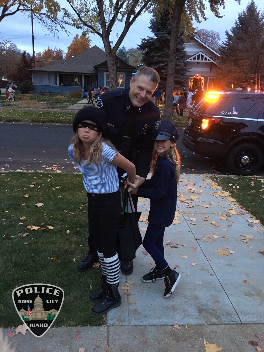BoisePD's tweet photo. A huge thanks to our partners ACHD and Alpha Chi Omega for keeping Harrison Blvd safe on this Halloween. https://t.co/JYN0Grf4MT