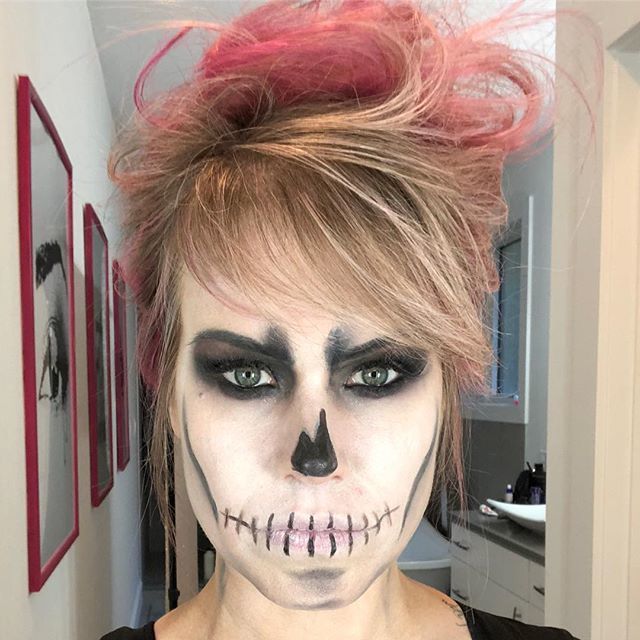 LaydenLips's tweet photo. Another day, another Halloween costume 😜💀 All SeneGence products used 💁🏼‍♀️🙌🏻 #halloween #costumes #skeletonmakeup #skeleton #makeupthatlasts https://t.co/jkUQ0MODoc