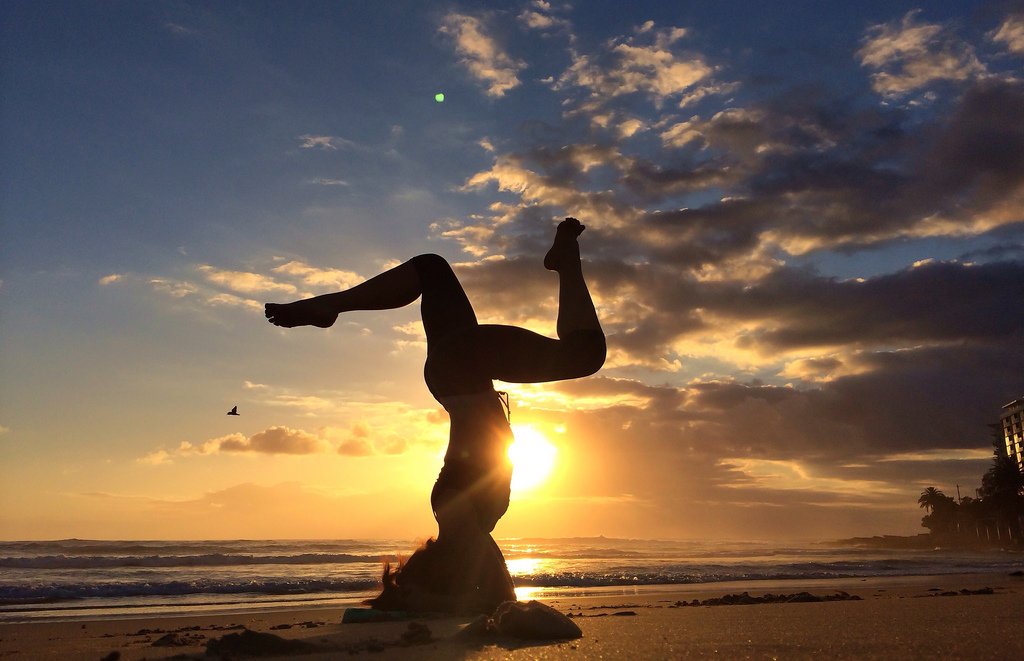 Йога без слов. Йога море закат. Йога красивые фотографии памятников. Солнце огонь йога. Невероятные возможности тела.