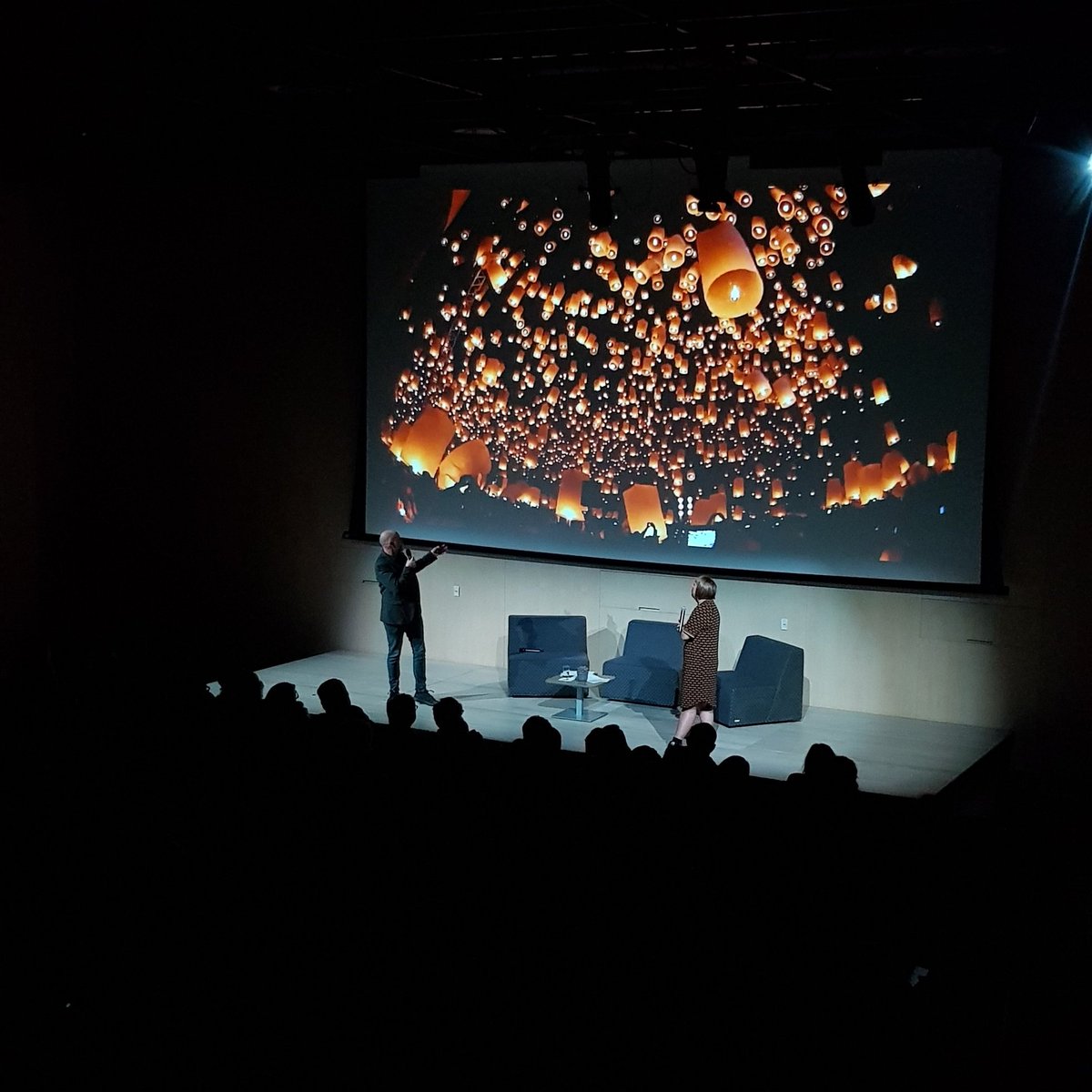 centro_news's tweet photo. #ThePerfectLight plantea una pregunta fundamental para reflexionar sobre la importancia del diseño de iluminación: ¿existe la luz perfecta?

Si al igual que ellos, buscas generar emociones y experiencias con la luz conoce nuestra Especialidad 👉https://t.co/f7cEW2B44U https://t.co/cznXhXBbFI