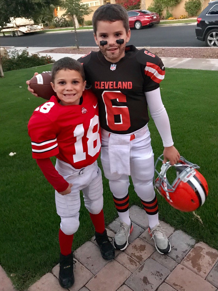 KoryRaftery7's tweet photo. .@bakermayfield .@TheTateMartell .@OhioStateFB .@Browns Check out the Ohio QB connection for 2 of the Raftery boys in AZ! #GoBucks #GoBake #MyGuysAsMyDudes https://t.co/jCirM7bC26