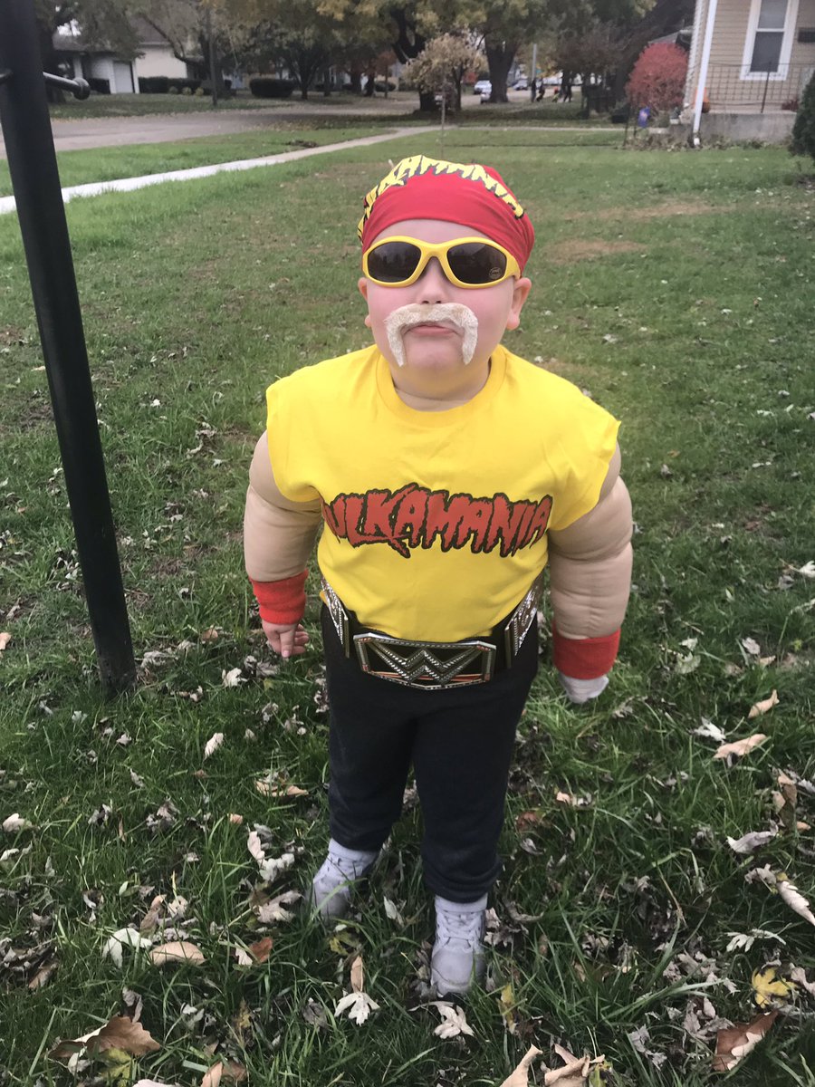 cashj01's tweet photo. This little Hulkamaniac had a lot of fans at trick or treat tonight! @HulkHogan https://t.co/E1hKCvr8WZ