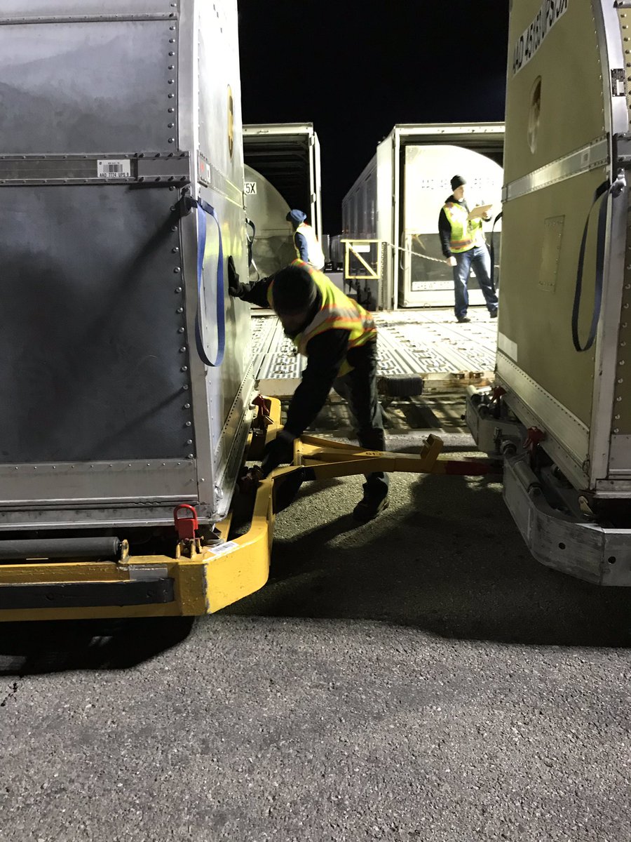 Salt Lake Platform guy Steve Ward is careful to use the palms up method #CaughtSafely <a href="/SHELBYDOO7/">RACHELLE ANDERSON</a> @DesertMTUPSers <a href="/luke_brwnldr/">Luke Mathews</a> <a href="/upsgatewayslc/">SLC Gateway</a> @