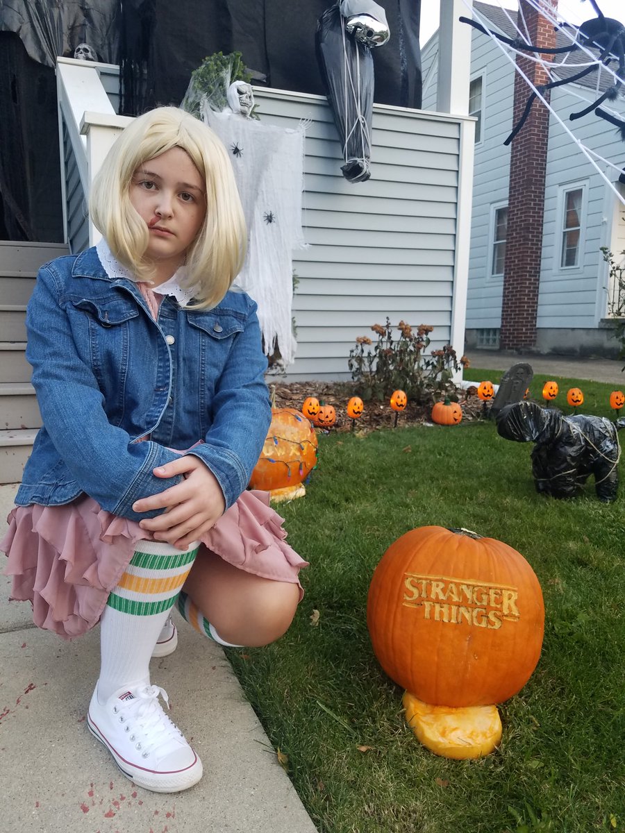 DaveWellfare's tweet photo. @Stranger_Things my daughter was 11 and our pumpkins also had a Stranger Things theme. Looking forward to season 3. Cheers! https://t.co/8Rcz3QWXSr