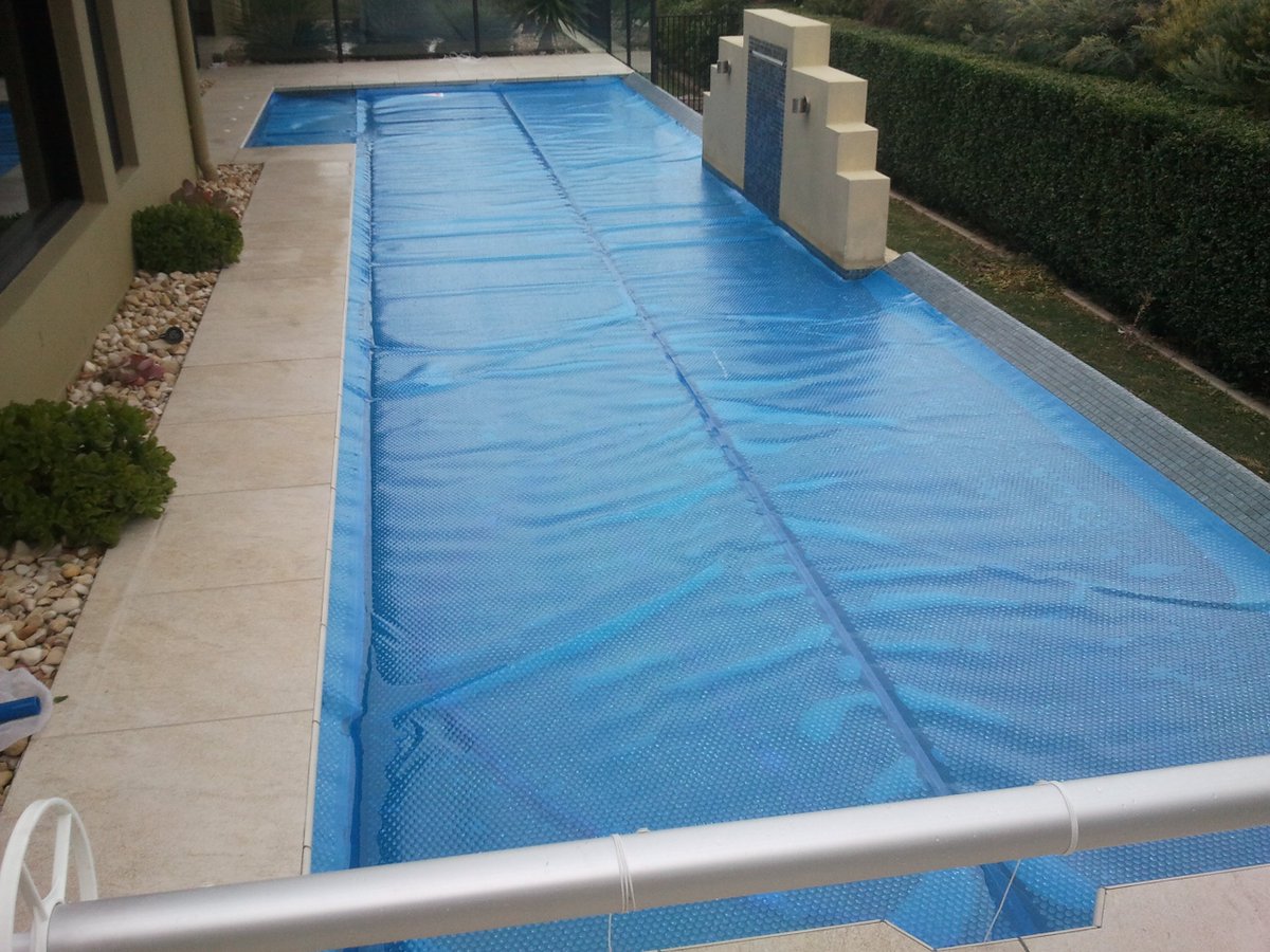 ecosolarheating's tweet image. A solar pool blanket is a cost effective way to heat your pool.  They absorb energy and temperature through the heat of the day and then at night prevent heat loss #poolblanket #poolblankets ecosolarheating.com.au/solar-pool-bla…