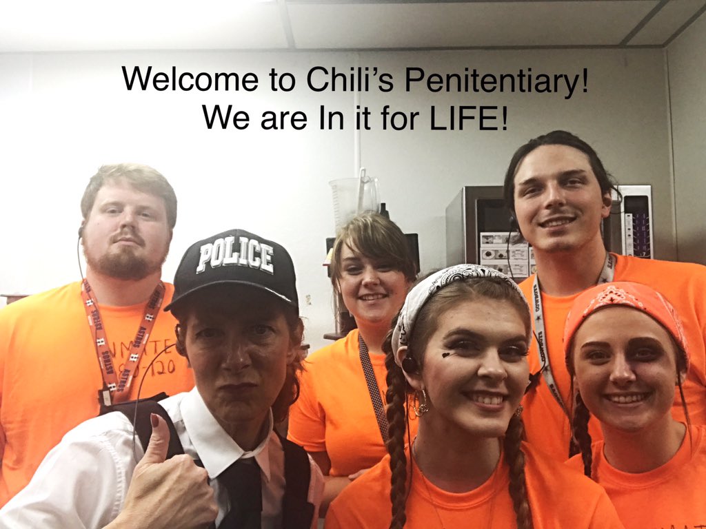 ChristiAli945's tweet photo. Chilihead Team Halloween 2018!  Officer Chili and her Inmates! Lol#orangeisthenewgray #chilissilsbee #trickortreat #teamworkmakesthedreamwork https://t.co/epRELlLqzj