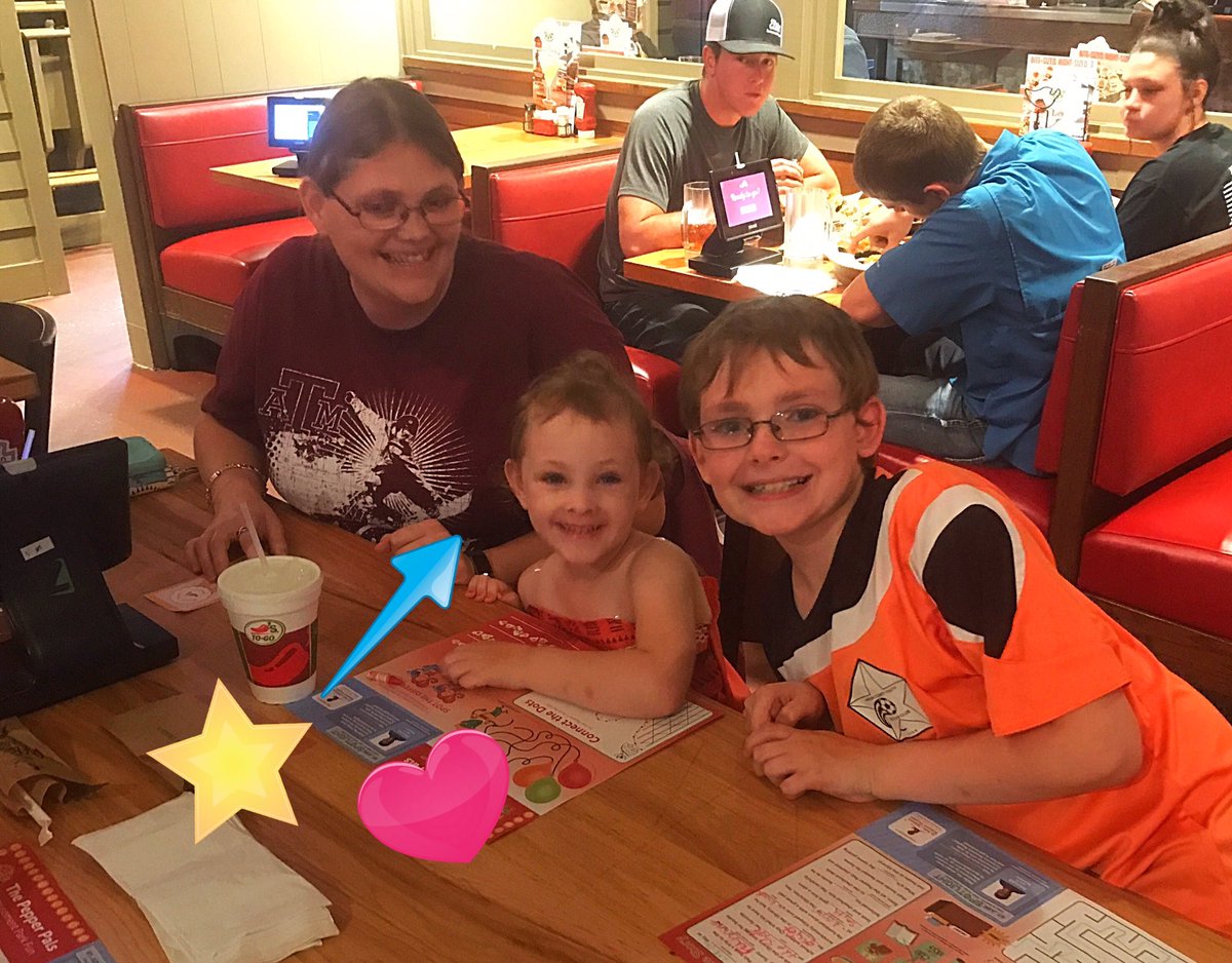 ChristiAli945's tweet photo. Happy Halloween! Officer Chili’s is giving out Golden Pepper Citations to all the little boys and girls! #HappyHalloween2018 #chilissilsbee #chiliheads #team #goldenpeppers #treatsnottricks #theguestcounts @PepperedSilsbee @TbernickeTricia https://t.co/gFHYNFLChZ