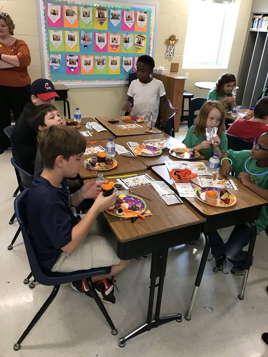 MrsGraves4th's tweet photo. What a fun Halloween party! Thanks to our awesome parents, we had the best time! #sheisgolden https://t.co/101DVOj7PX