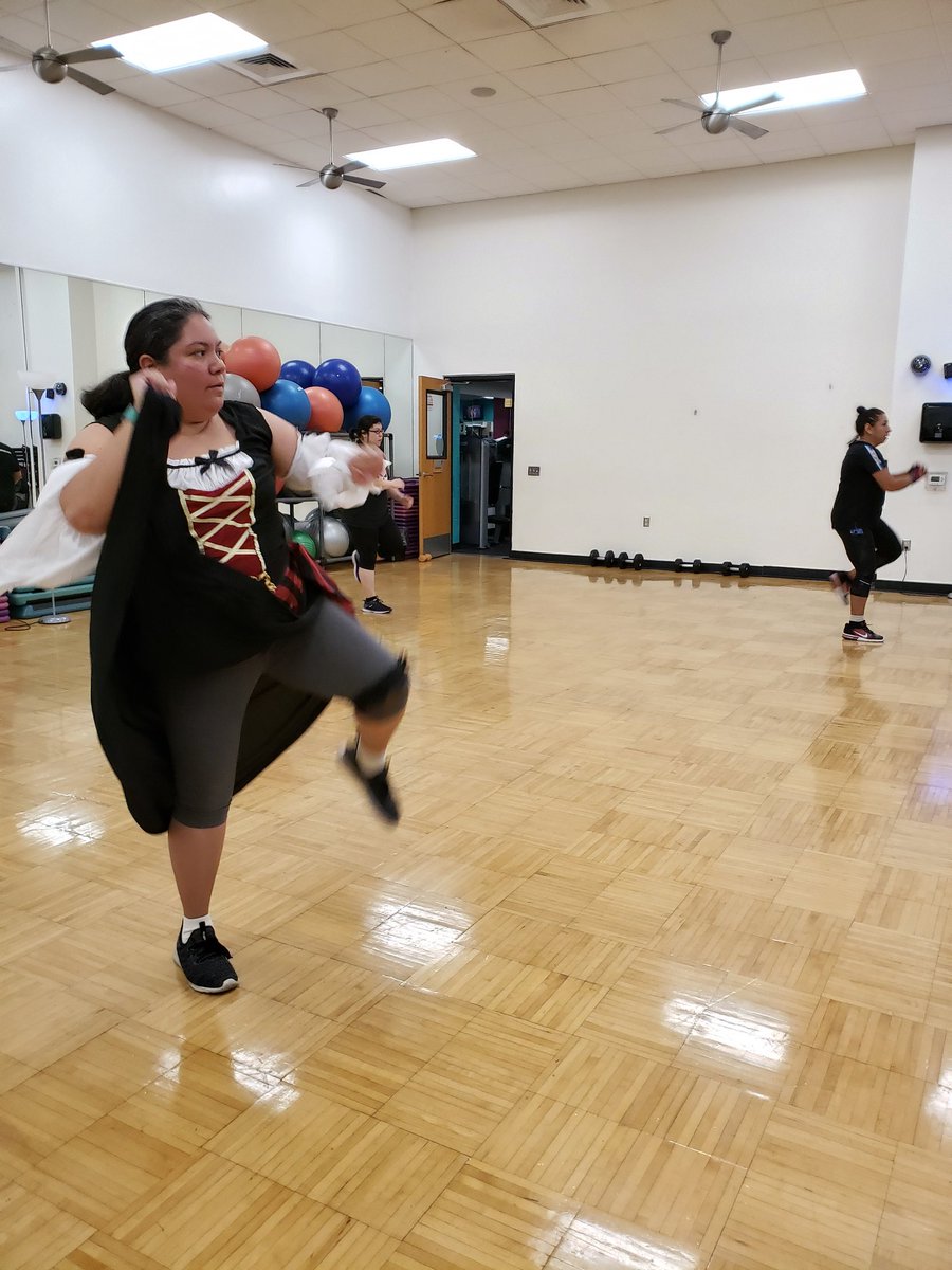 ellesee87's tweet photo. Had an awesome #BodyCombat workout w Sara @YMCAsatx #DavisScottBranch!! We decided to forgo candy and workout instead 💪💦👟
#FitnessOverTreats #ArghMatey #HappyHalloween #FitnessInThePark #FIPHalloween #CantuFamFitness #Fitbit #HidrateSpark #SATX https://t.co/Hpe4p6P8AO