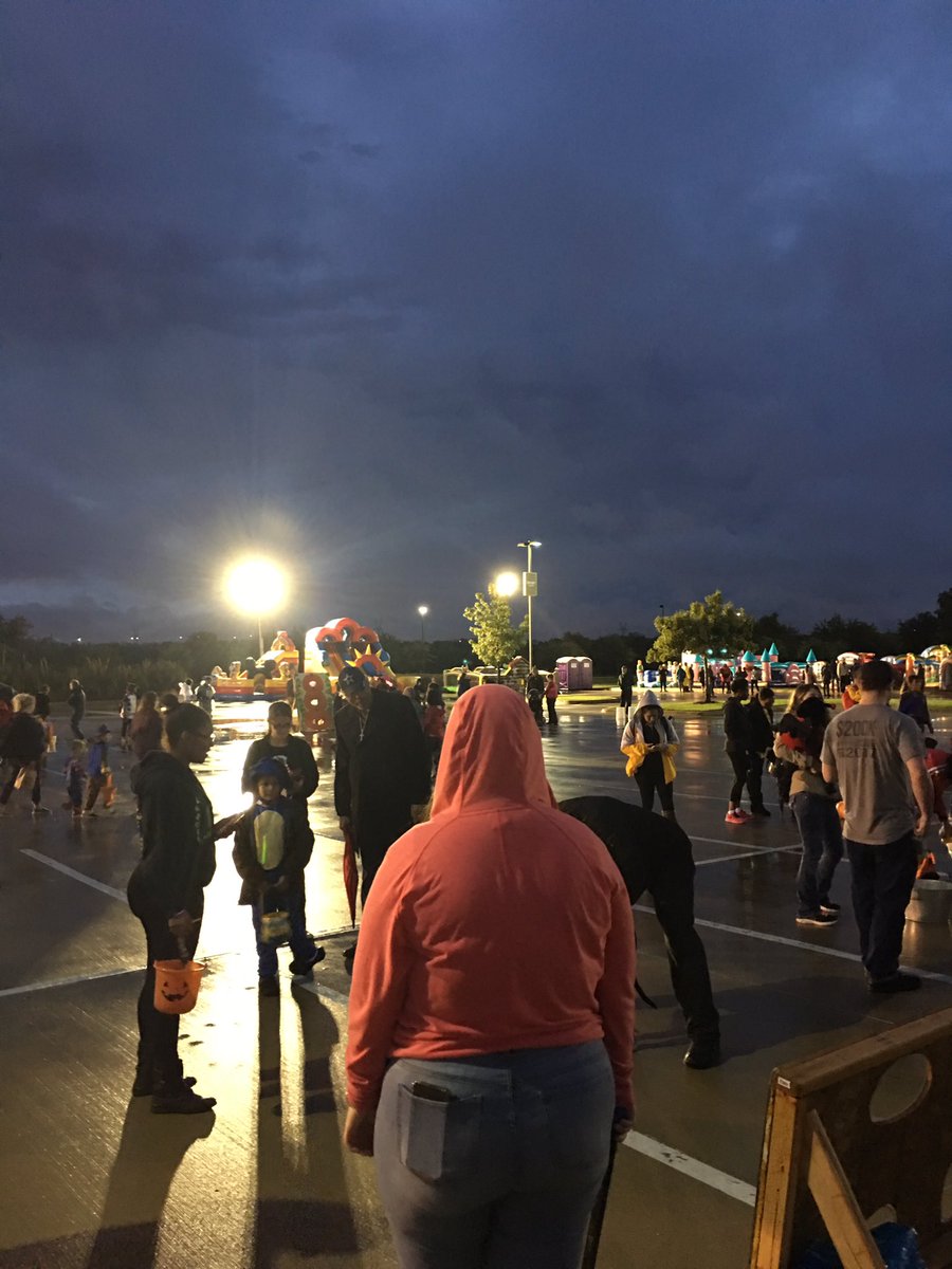 BarryLCameron's tweet photo. Just finished another incredible Hallelujah Carnival at Crossroads. The rain stopped & the people came by the thousands. Wow! Thanks to our superb staff & hundreds of volunteers for all your work & thanks to everyone who came. #RainDoesNotStopUs #CUSunday https://t.co/qLrNEARjUh