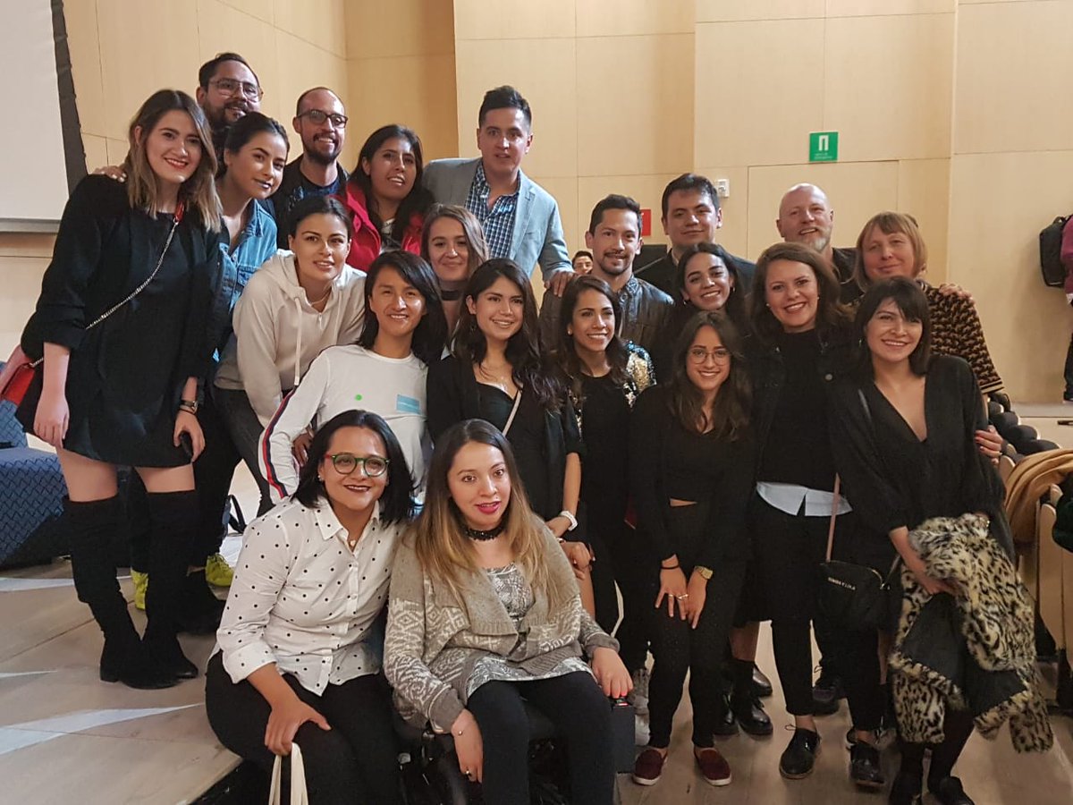 centro_news's tweet image. 🔦La generación actual de la Especialidad en Iluminación de Interiores posa con los ponentes y realizadores del documental #ThePerfectLight, maestros y coordinadores del posgrado. 💡