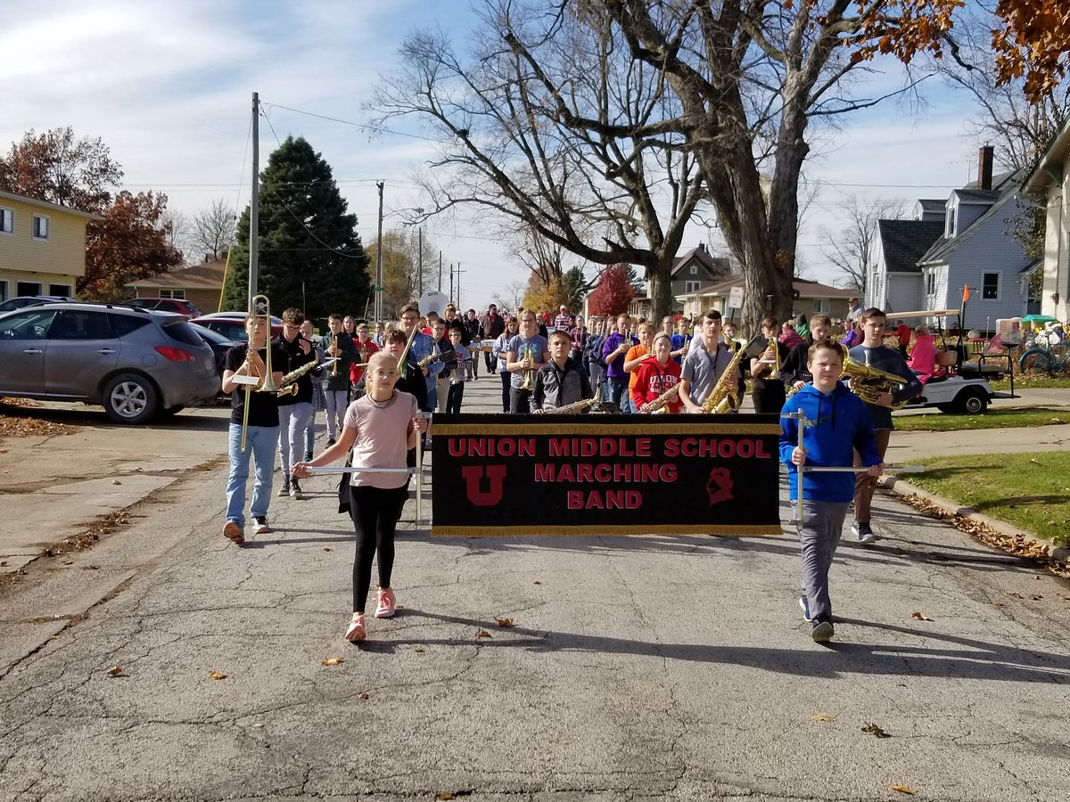 MarkAlbertsen's tweet photo. Dysart-Geneseo Elementary Halloween Parade led by the Union Middle School Marching Band! #greatcostumes #greatmusic #beautifulweather #whereswaldo https://t.co/1ypTbv2Boi