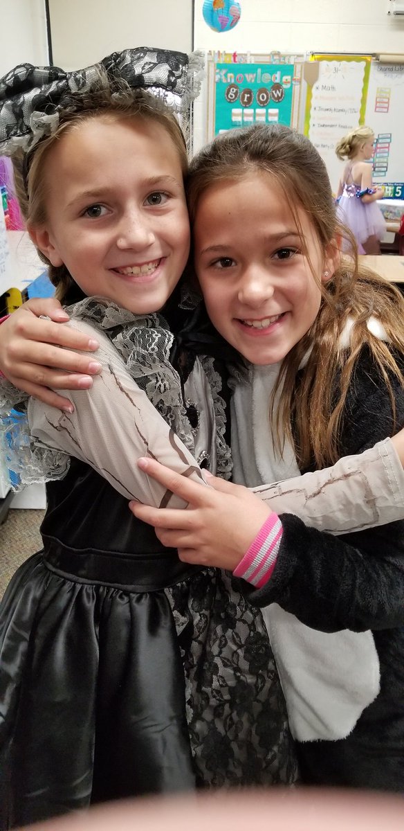 MrsGrage's tweet photo. Students had a great time at the Fall Party. A special thanks to all our party volunteers that made the fun possible!  @Chelsea_Tigers #Chelsea_Pride https://t.co/zWOU89Gpv4