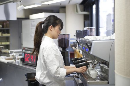 レコールバンタン大阪校 教務の木村です 先日 日本バリスタ協会 Jba Level 2のスクーリングがレコールバンタン大阪校で実施され プロの方々と共にバンタン生も受講 西日本では初の開催です Jbaライセンスには3つのレベルがあり Jba バリスタ