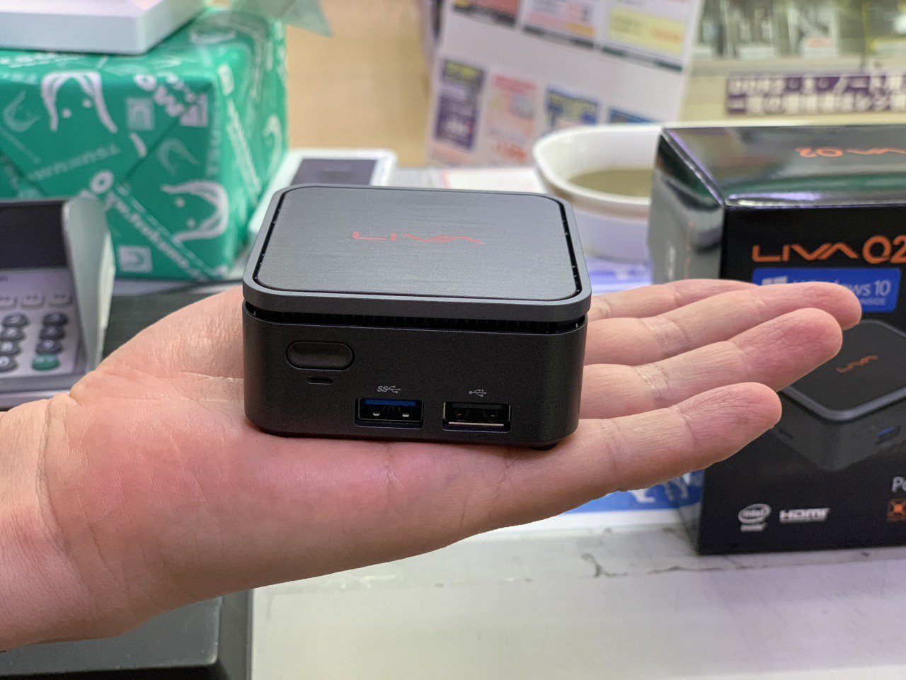 ツクモ名古屋1号店 持ち運べるデスクトップpc これぞ本当の手のひらサイズ Win10インストール済みの超コンパクトpc Livaq2 4 32 W10 Usb2 0と3 1gen1 Hdmi Lanが1ポートずつ搭載 Ram4gb ストレージはemmc 32gb 税別 30 370 この大きさなら