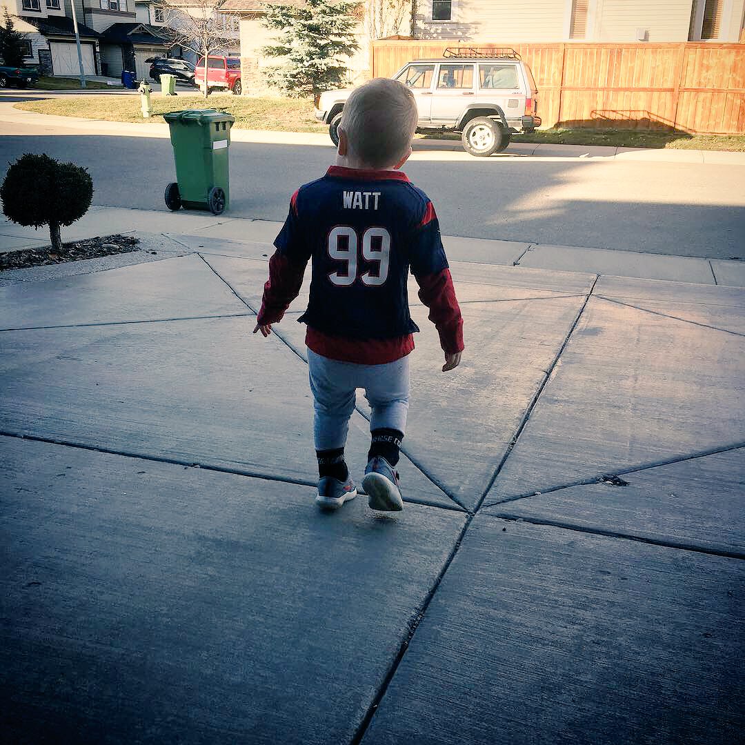 SAllen2SHart's tweet photo. I’m sure this is just one of many @JJWatt impersonators roaming the streets tonight! Happy Halloween!! 🎃👻 #gotexans https://t.co/DKYaz5fIQ5