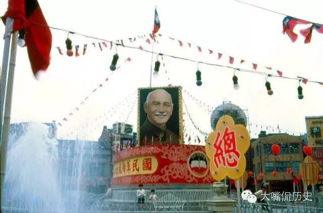 昔は蒋介石の肖像画やスローガンが書かれた赤い看板が台湾の街中に