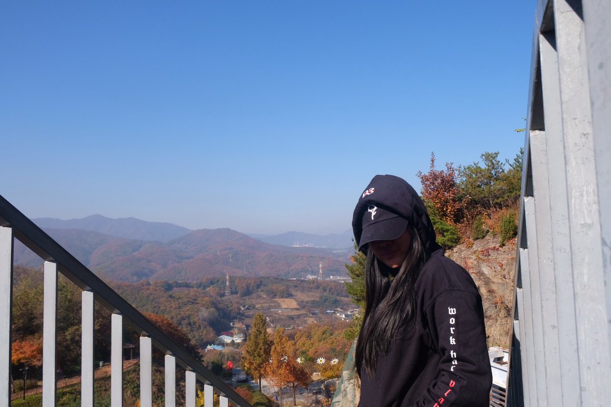 xNg7_'s tweet image. Autumn in Korea with the Tuans all over 🌹 

—
Work hard, play hard hoodie from @mtuan93 x @Represent 

Rose cap from @3rd_sibling #3rdsibling ✨