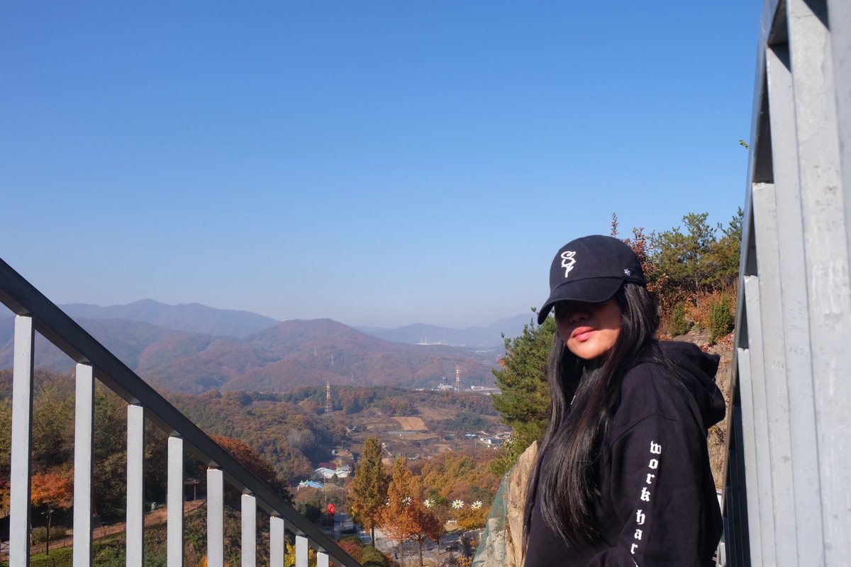 xNg7_'s tweet image. Autumn in Korea with the Tuans all over 🌹 

—
Work hard, play hard hoodie from @mtuan93 x @Represent 

Rose cap from @3rd_sibling #3rdsibling ✨