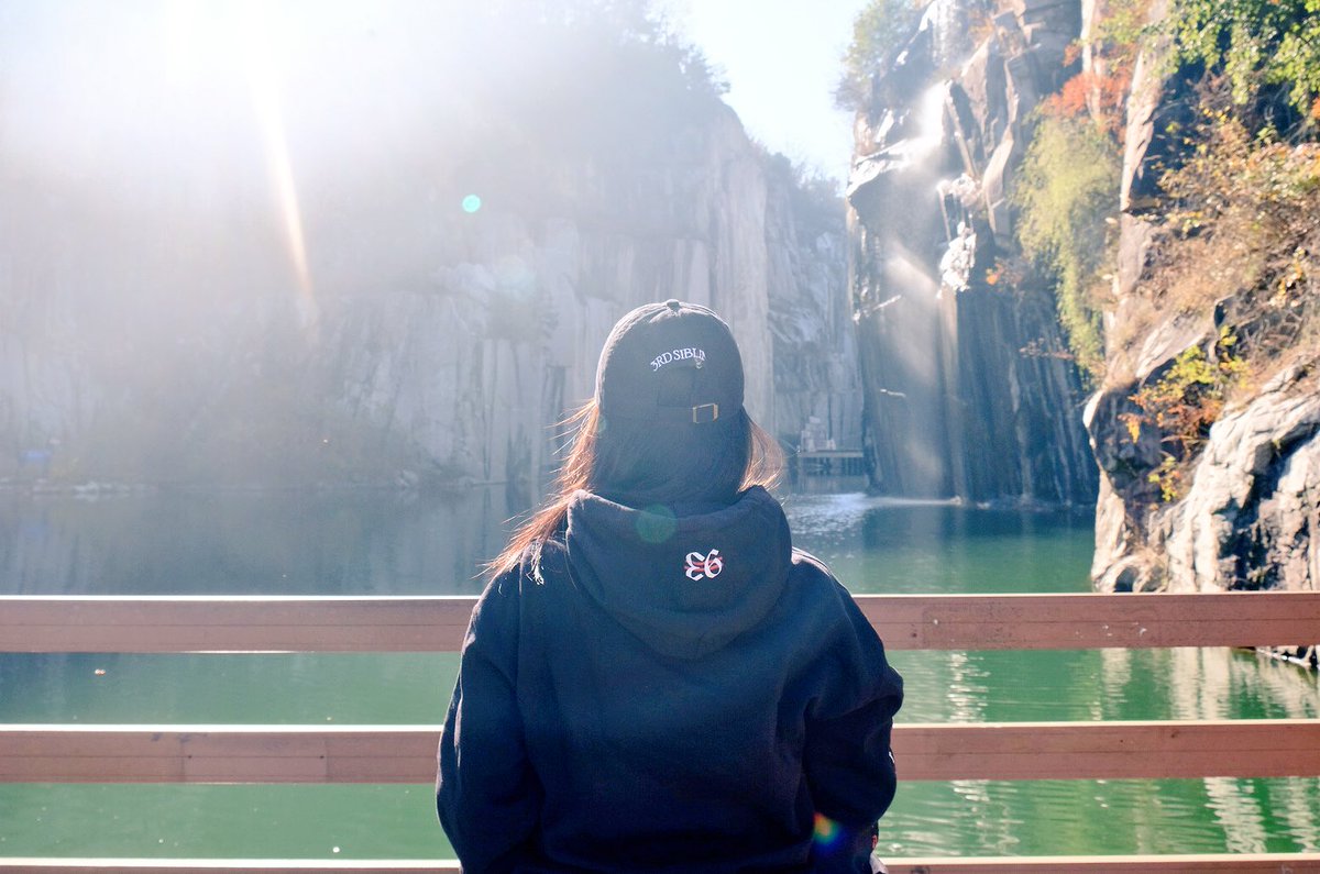 xNg7_'s tweet image. Autumn in Korea with the Tuans all over 🌹 

—
Work hard, play hard hoodie from @mtuan93 x @Represent 

Rose cap from @3rd_sibling #3rdsibling ✨