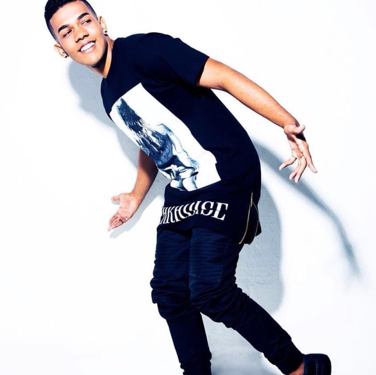 Mundo Oeste felicita a Oriel Ospina por haber ganado Tu Cara me Suena. Orgullo de Panamá Oeste. Busque un reportaje sobre él en nuestra edición de Noviembre. <a href="/Paulaflores05/">Paula Flores</a> <a href="/tvnnoticias/">TVN Noticias</a>