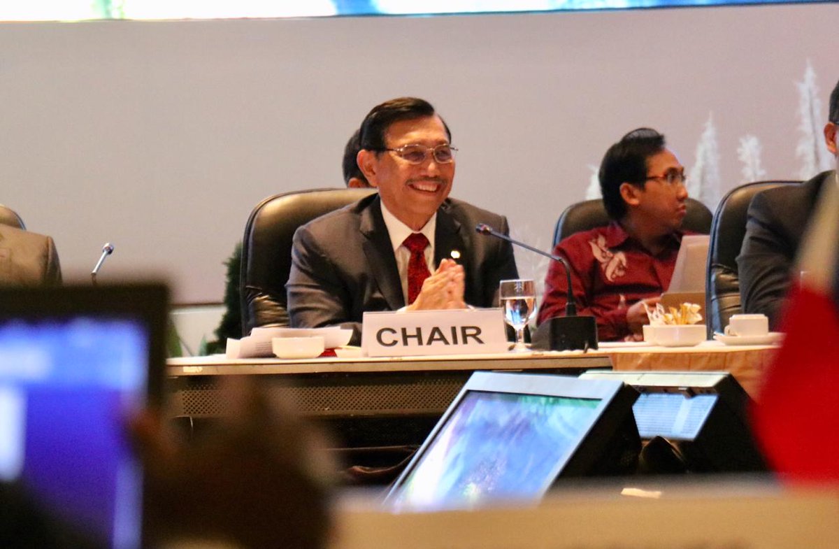 KemenkoInfra's tweet photo. Menko @kemaritiman Luhut Pandjaitan didampingi oleh Country Director @UNDPIndonesia Cristophe Bahuet secara resmi mengumumkan Deklarasi Manado ttg pembentukan forum Negara Kepulauan dan Negara Pulau/AIS di Manado, Kamis (1/11). 
#OceanforLife https://t.co/ai7ZO1uLXR