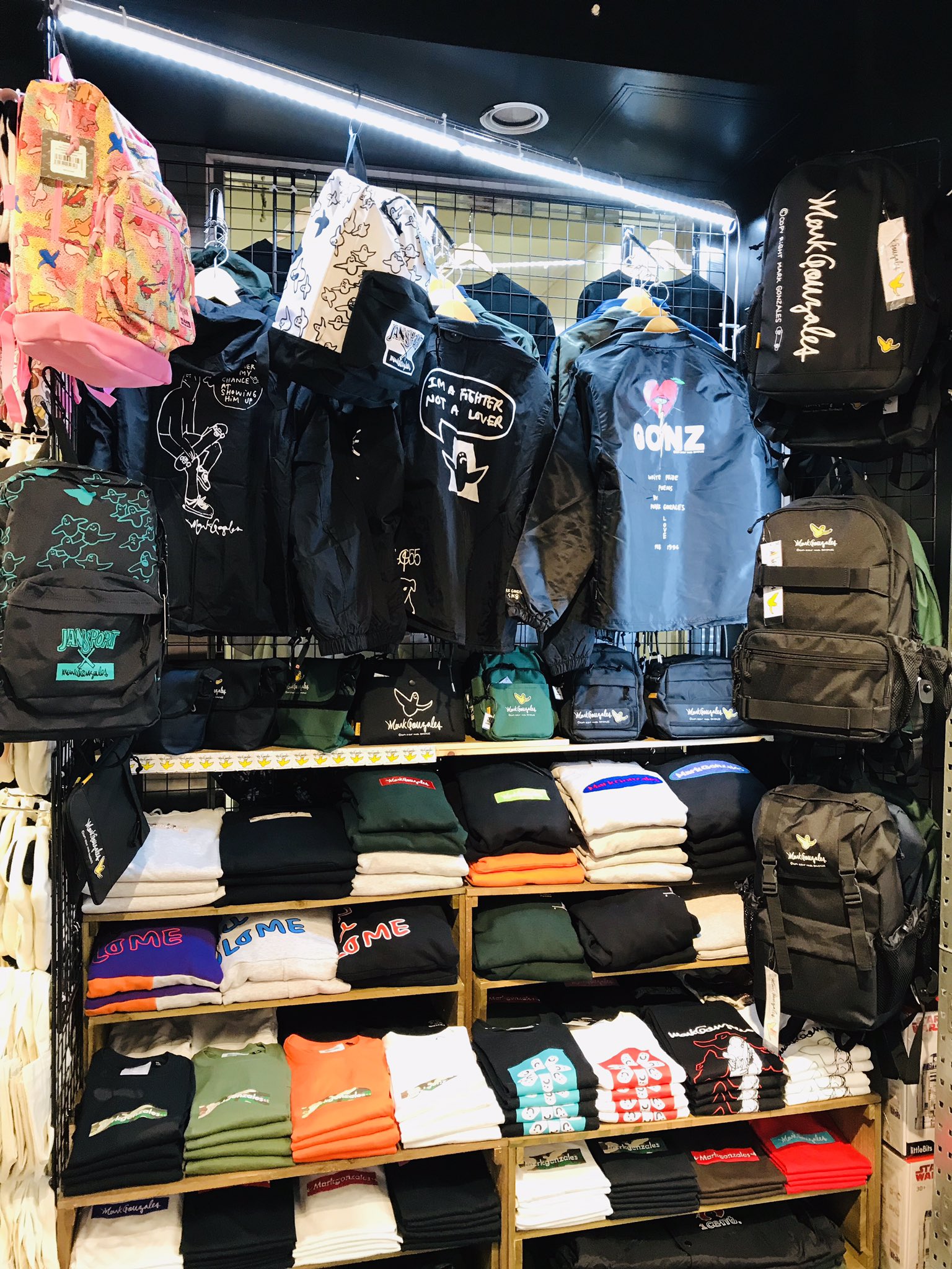 ヴィレッジヴァンガード渋谷本店 マークゴンザレスさんの新作商品多数入荷しました これからの季節にピッタリのジャケットやパーカーなどなどb1にて展開中 ゴンズ マークゴンザレス T Co Igeqsumdki Twitter