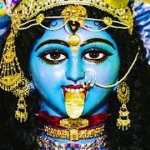 богиня кали. многорукая богиня кали. служители кали. маска богини кали. служительницы кали в индии.