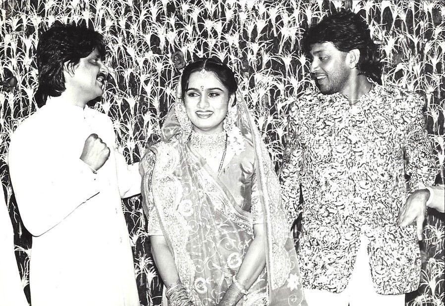 Padmini Kolhapure on her wedding day , congratulated by Mithun Chakraborty.

Happy Birthday  
