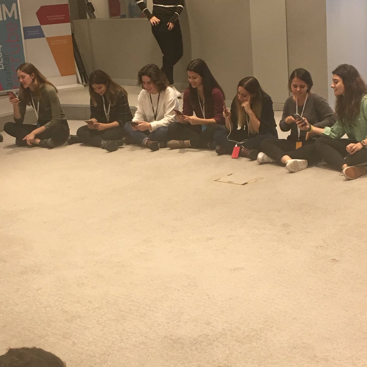 girvak's tweet photo. 1 saat sonunda fellowlarımız ekipçe hazırladıkları görevleri sunuyorlar. #fellow2018 https://t.co/WbaftN0vlB