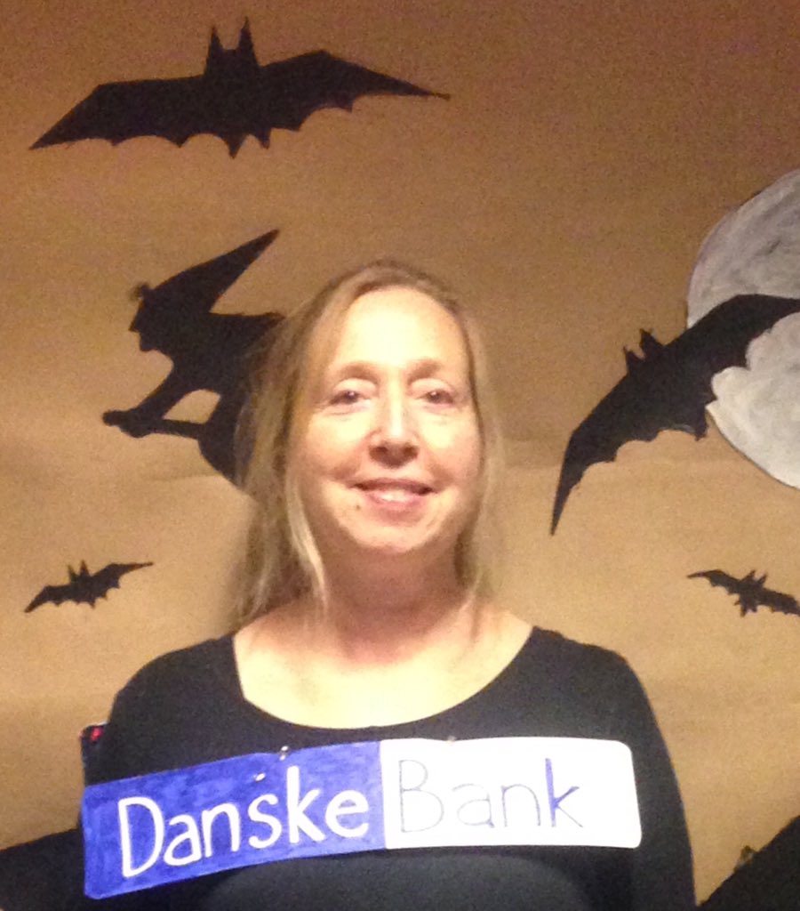 MajkensMening's tweet photo. Dagen derpå. #halloween i SFOen. Klædt ud som #bankskandale #virkeliguhyggeligt #livetsompædagog #skolechat #pæddk #bupl #poldk #regnskabetstime #underskud https://t.co/rui6I0CUFO